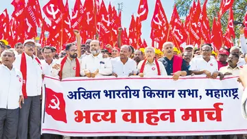 Long march of vehicles to Mumbai with 12,000 farmers