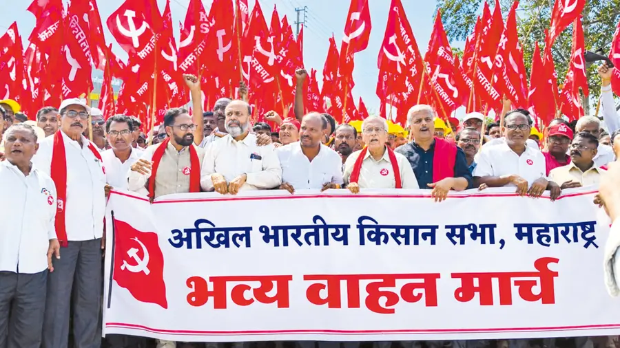 Long march of vehicles to Mumbai with 12,000 farmers