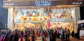 విజయదశమి పండుగను పురస్కరించుకుని సత్తుపల్లిలోని ప్రముఖ వస్త్ర దుకాణమైన జీవీ మాల్‌ లో బతుకమ్మ వేడుకలు మంగళవారం రాత్రి అ