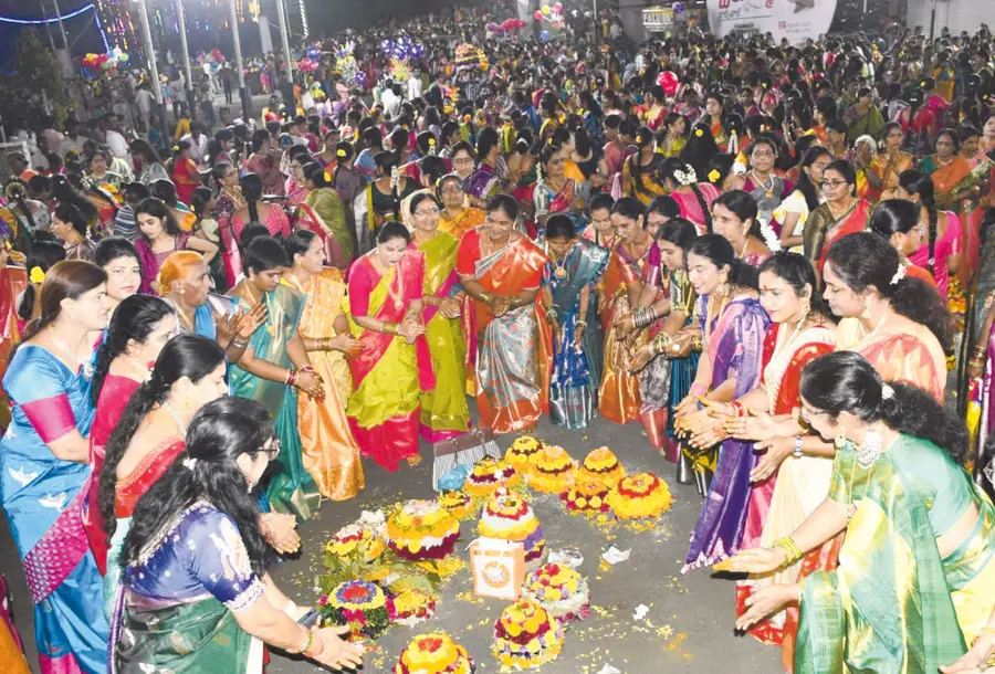 ​నవతెలంగాణ-హనుమకొండ చౌరస్తా హనుమకొండ జిల్లా చారిత్రక వేయి స్తంభాల గుడి ప్రాంగణంలో శనివారం బతుకమ్మ సంబరాలు అంబరాన్నంటాయి. రంగురంగుల పూలతో తీర్చిదిద్దిన బ