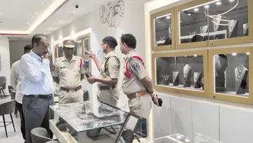Massive theft at a jewellery shop