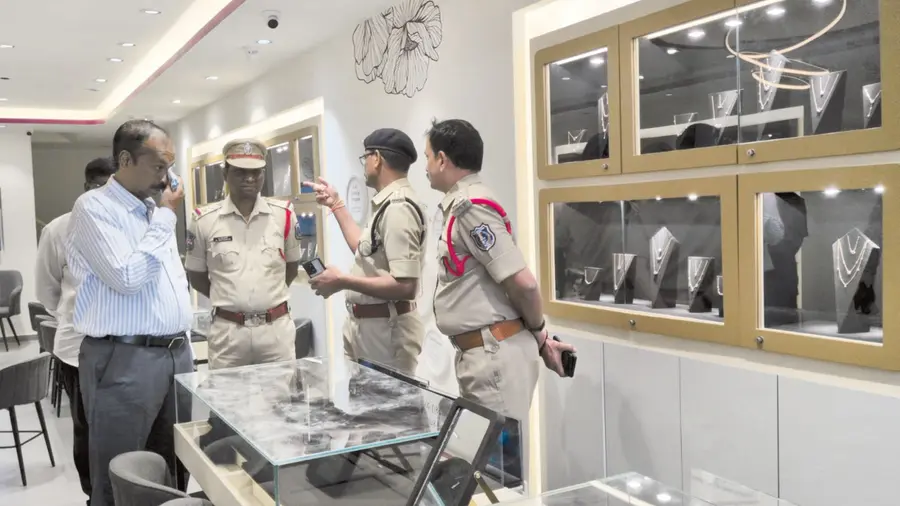 Massive theft at a jewellery shop