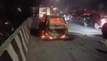 Car catches fire on flyover.. narrowly missed accident