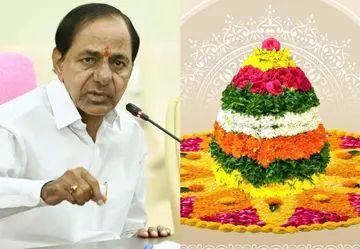 KCR wishes Telangana girls on Saddula Bathukamma