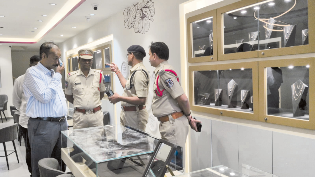 Massive theft at a jewellery shop