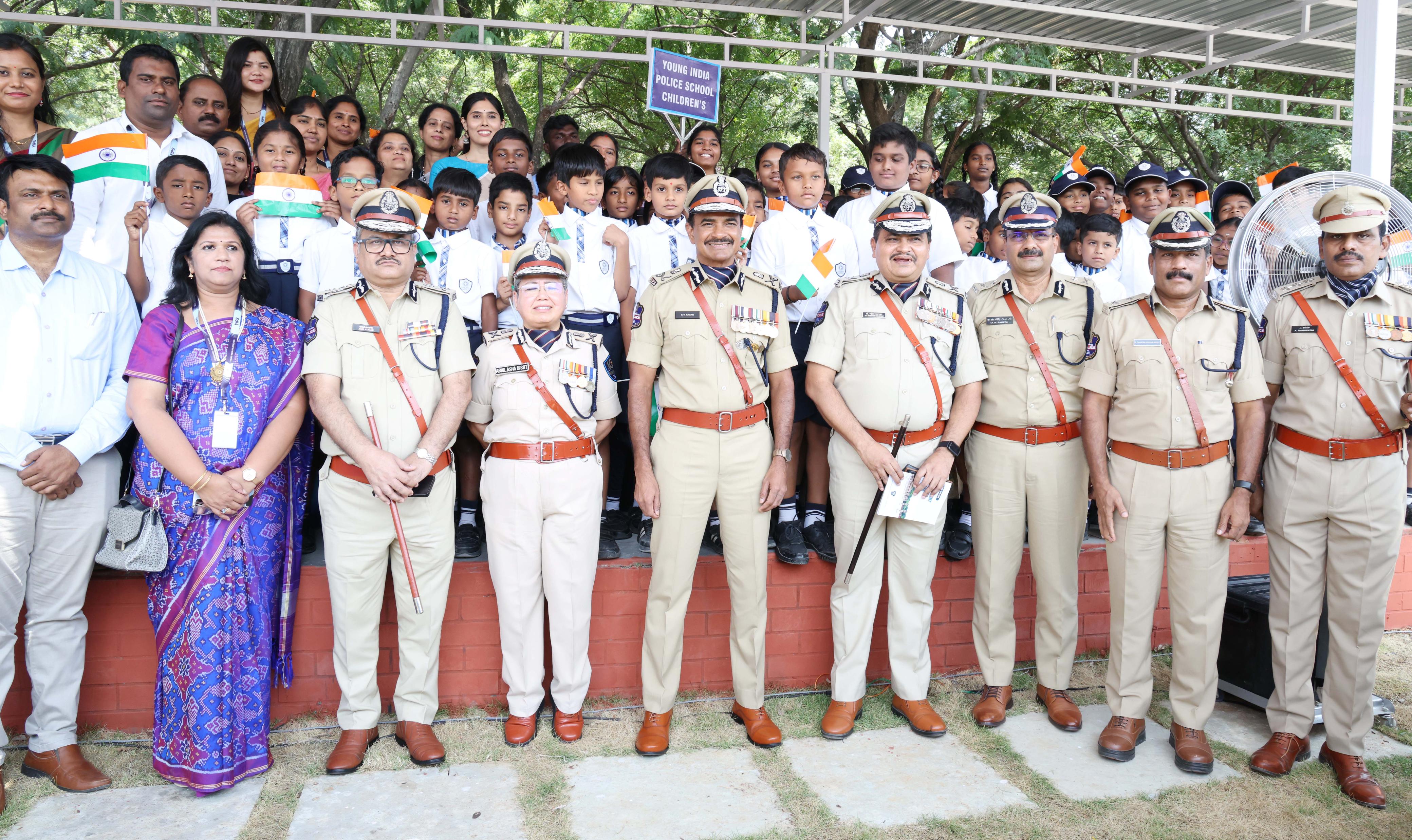 పోలీసు యూనిఫాం