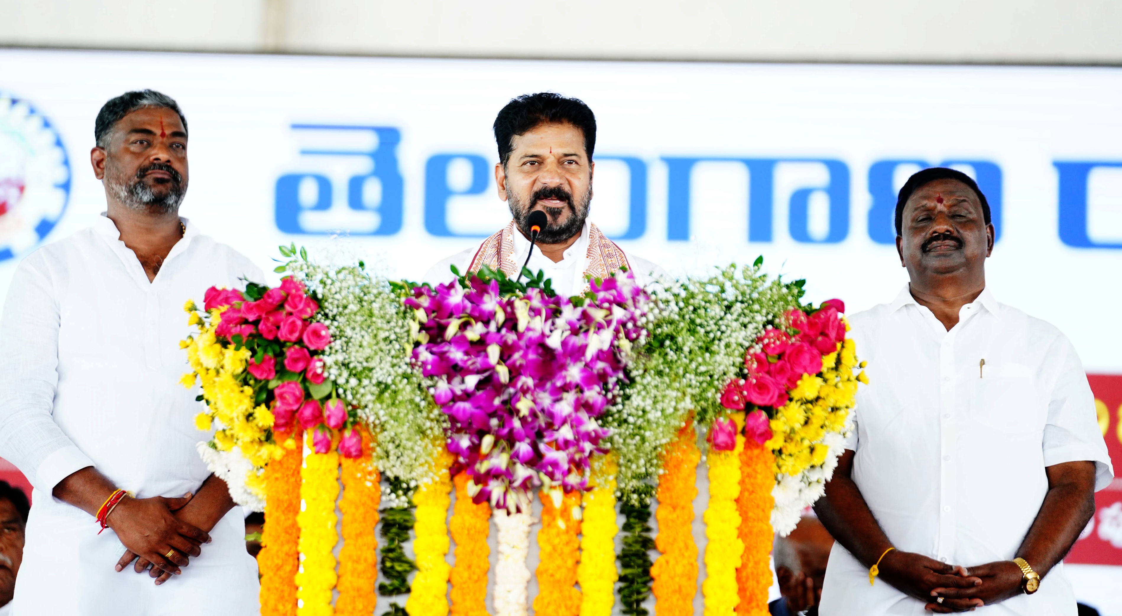 ఆర్యవైశ్యులు ఎంతో సౌమ్యులని, అమితమైన ఆత్మాభిమానం కలవారని ముఖ్యమంత్రి ఎ.రేవంత్‌రెడ్డి అన్నారు. ఆర్యవైశ్యుల్లోనూ ఎంతోమంది
