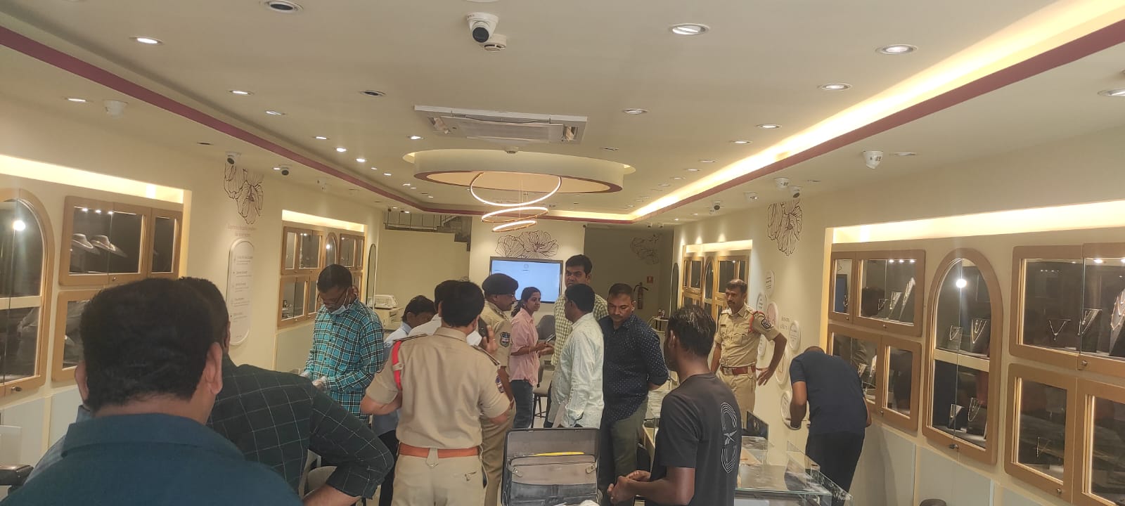 Robbers raid Carrot Lane Gold Shop in Boduppal..