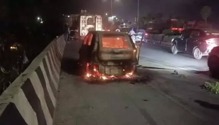 Car catches fire on flyover.. narrowly missed accident
