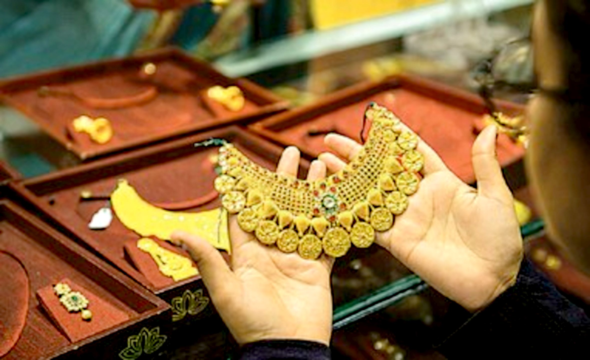 Gold price drops by Rs. 2,600.