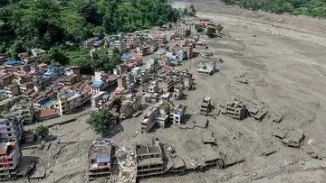 Flash floods in Nepal... 150 tourists stranded